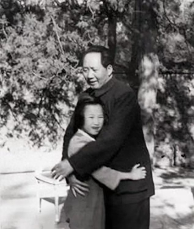 1972年李讷生娃后写信请求爸爸接济8000元，毛主席看罢来信后，心痛不已，指示