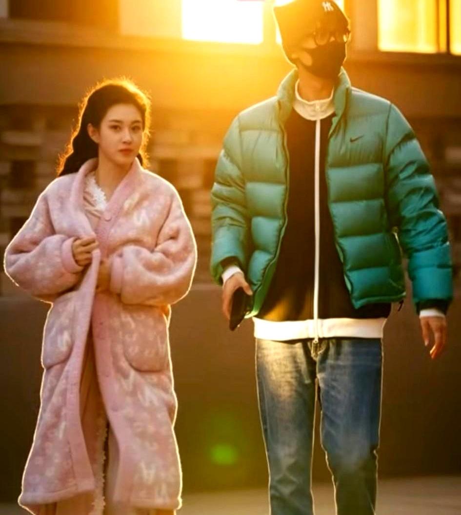 你敢信？99年短剧女王郭宇欣的两个探班瓜，直接把短国网友磕疯了。王皓祯带谭盐