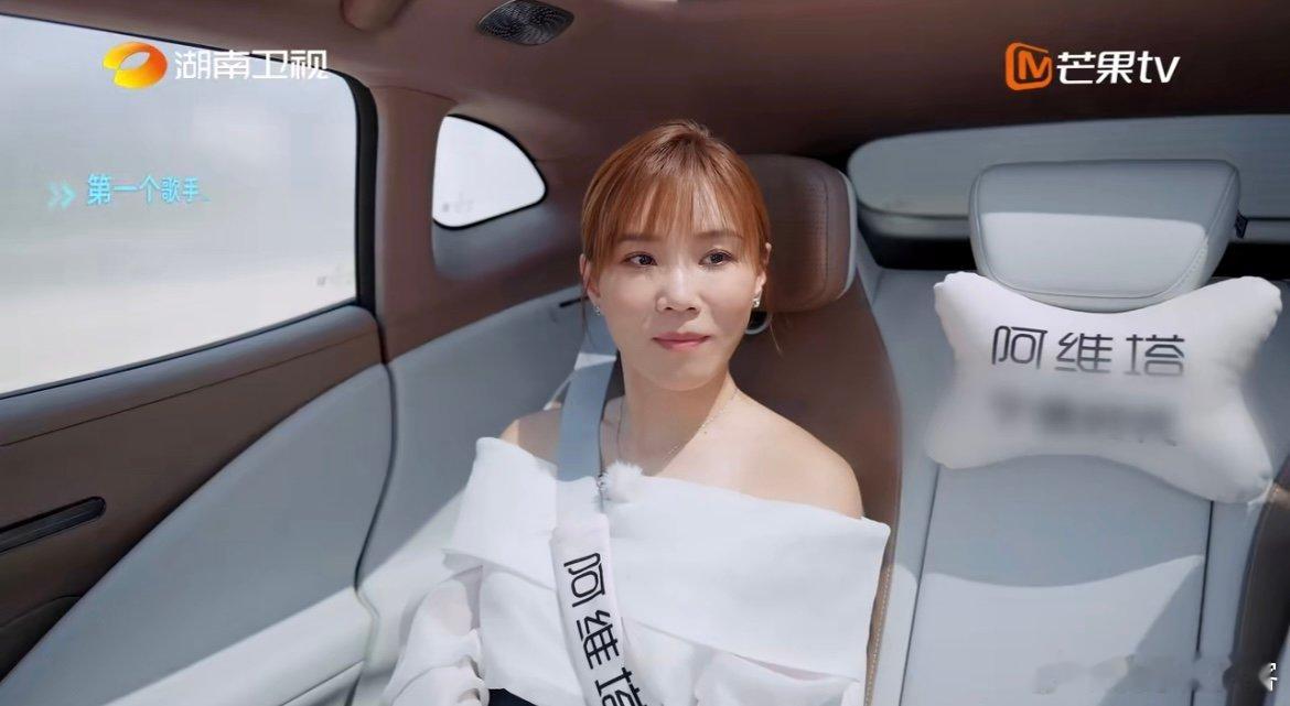 李佳薇李佳薇说陈楚生很会讲故事他唱歌时像在把心事拆成碎片，又用旋律一片