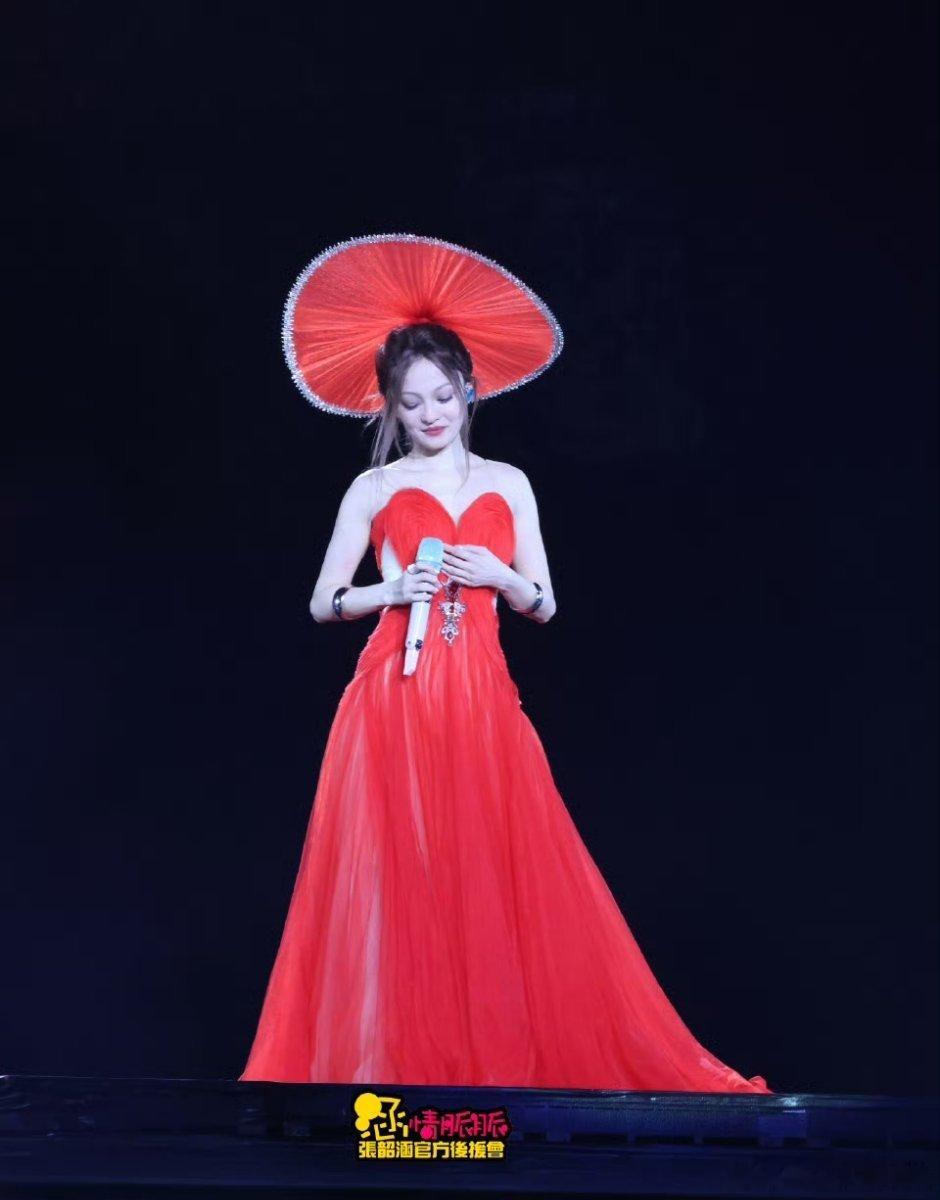 张韶涵演唱会重庆站返场安可限定红裙造型，娇艳玫瑰，热辣滚烫❤️‍🔥​​​