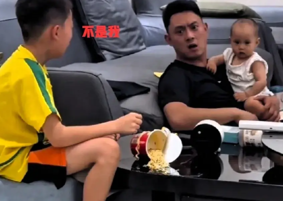 “一碗水端不平，就不要生二胎！”近日，河南，一男孩吃泡面时，泡面不小心被妹妹打翻