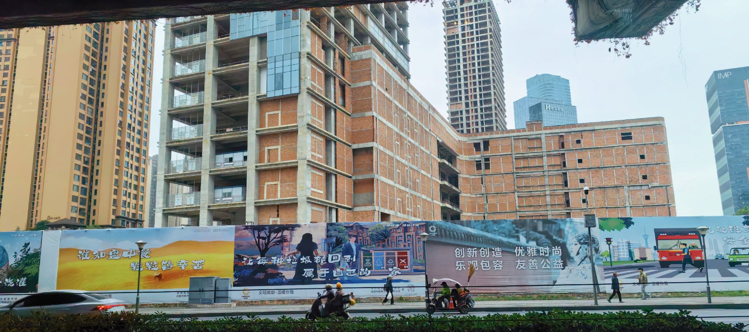 开车路过成都二环，旁边是二环最著名的一栋烂尾楼，在这么黄金的位置上面，这栋楼一直