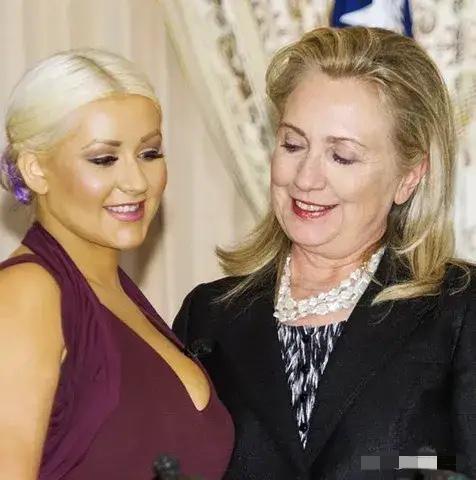 看来，年近古稀的希拉里也喜欢美女！事实证明，男人喜欢美女，伍能让女人也喜欢的