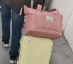 所有人都教孩子守规矩，这位父亲却为了女儿“违了规”。没票不能进站？他默默买了