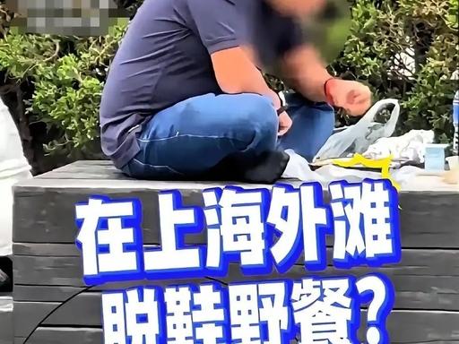 🐰外滩这阵子变了：新立了带印地语的提示牌，红袖标志愿者不喊口号地来回巡。