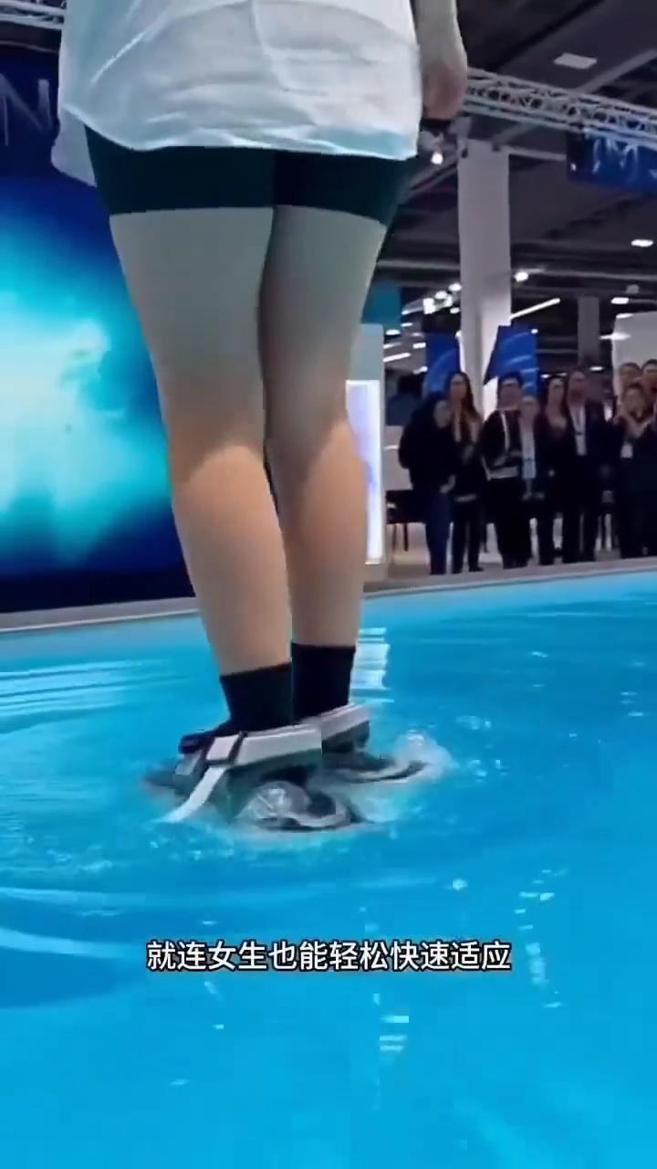 能水上行走的鞋子。你敢相信吗？一双鞋就能让你在水面上自由行走。视频中的男子穿上