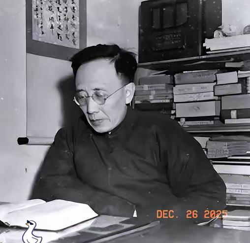 南京博物院一事，让人想到郭沫若。郭沫若在特殊年代，虽然有一定的争议，但有两点是