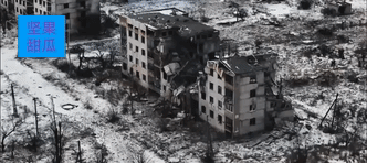 楼坚强，哈尔科夫州兽医村，一栋房子被FAB航空炸弹攻击过，中间断塌一大片，乌军以