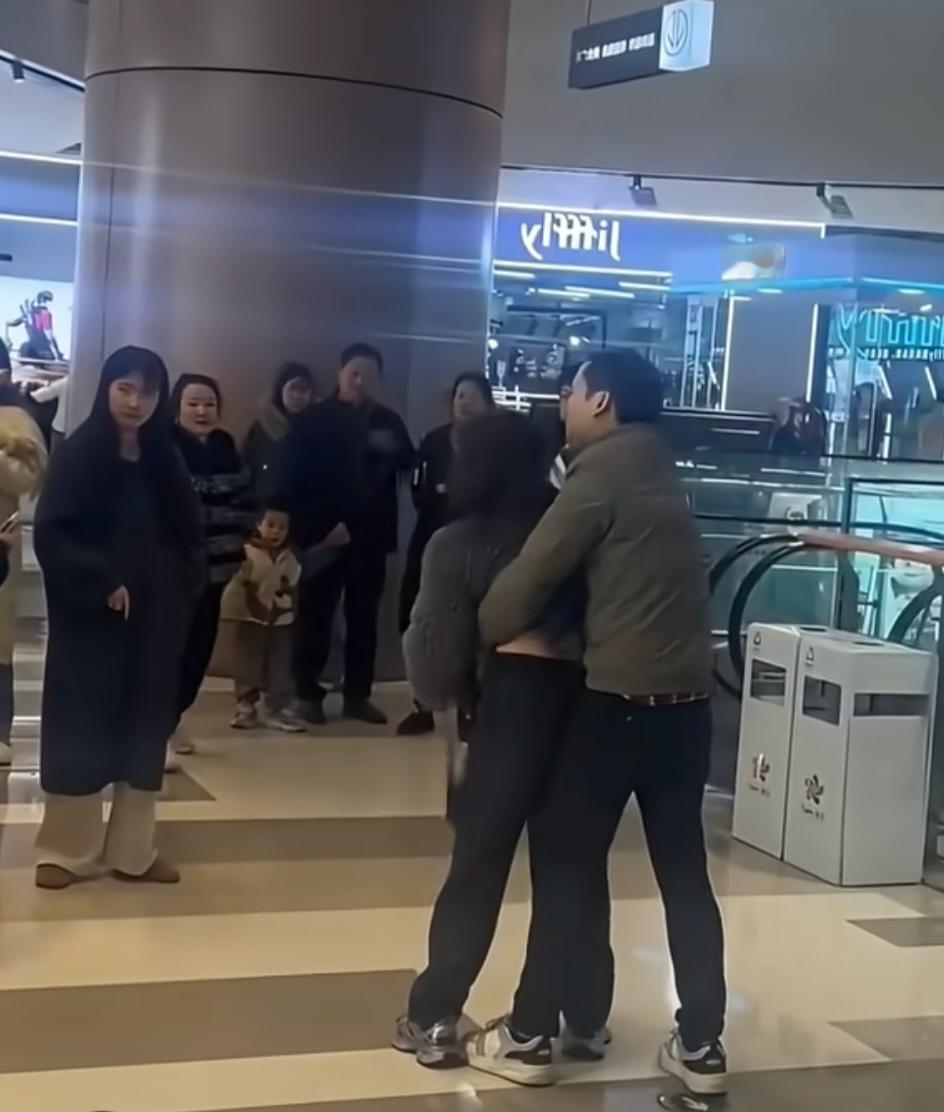 遇到狠人了近日一小伙在网上分享自己相亲遇到的奇葩事，两人是网恋，第一次见面，男