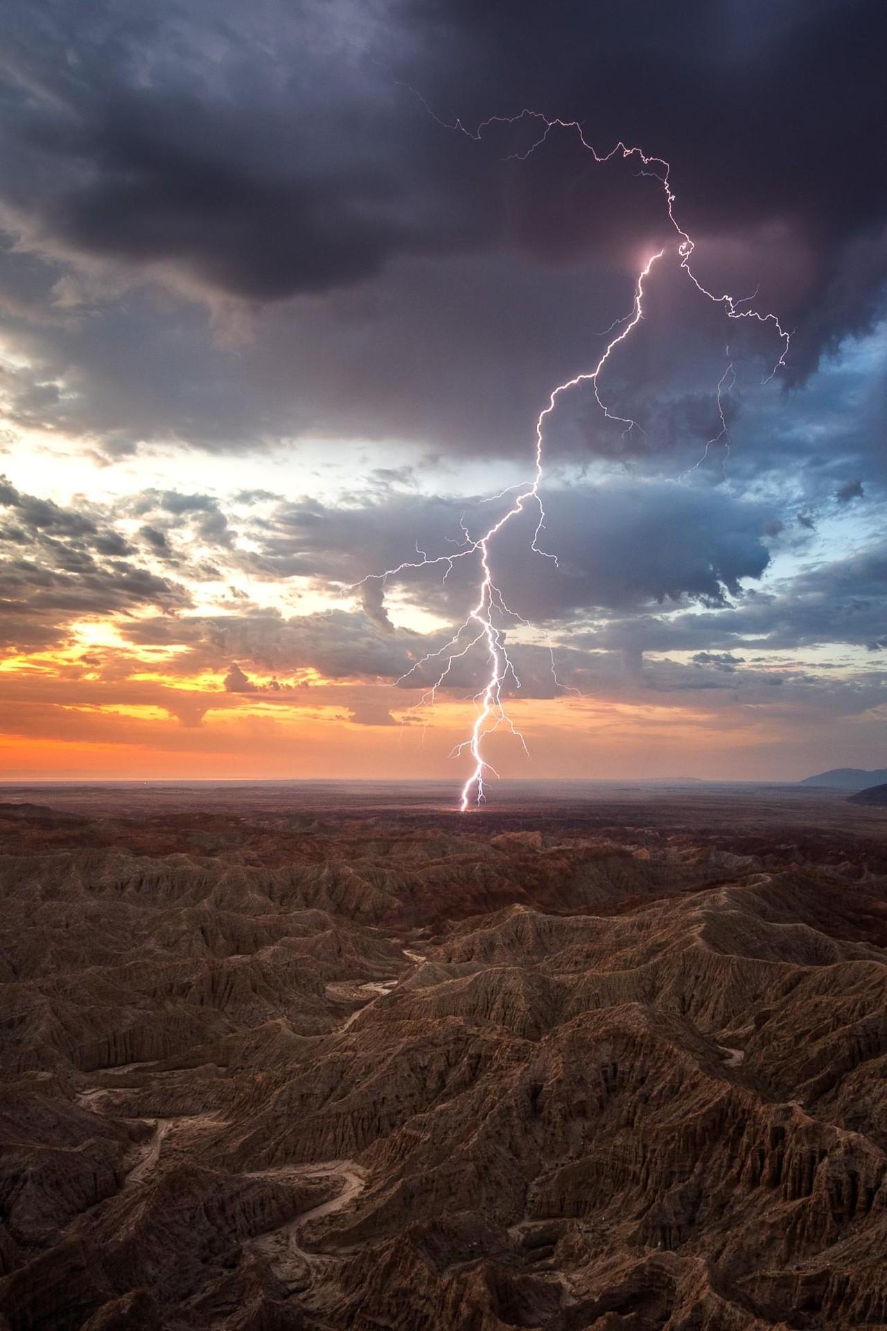 摄影师与朋友从亚利桑那州南部连夜驱车，只为捕捉加州沙漠日出时的雷暴，最终在博雷戈