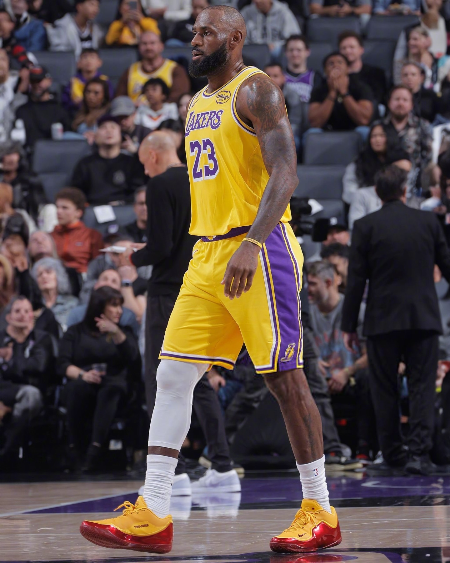 ESPN记者Windhorst：我被告知詹姆斯在等湖人主动报价他不会找湖人要合