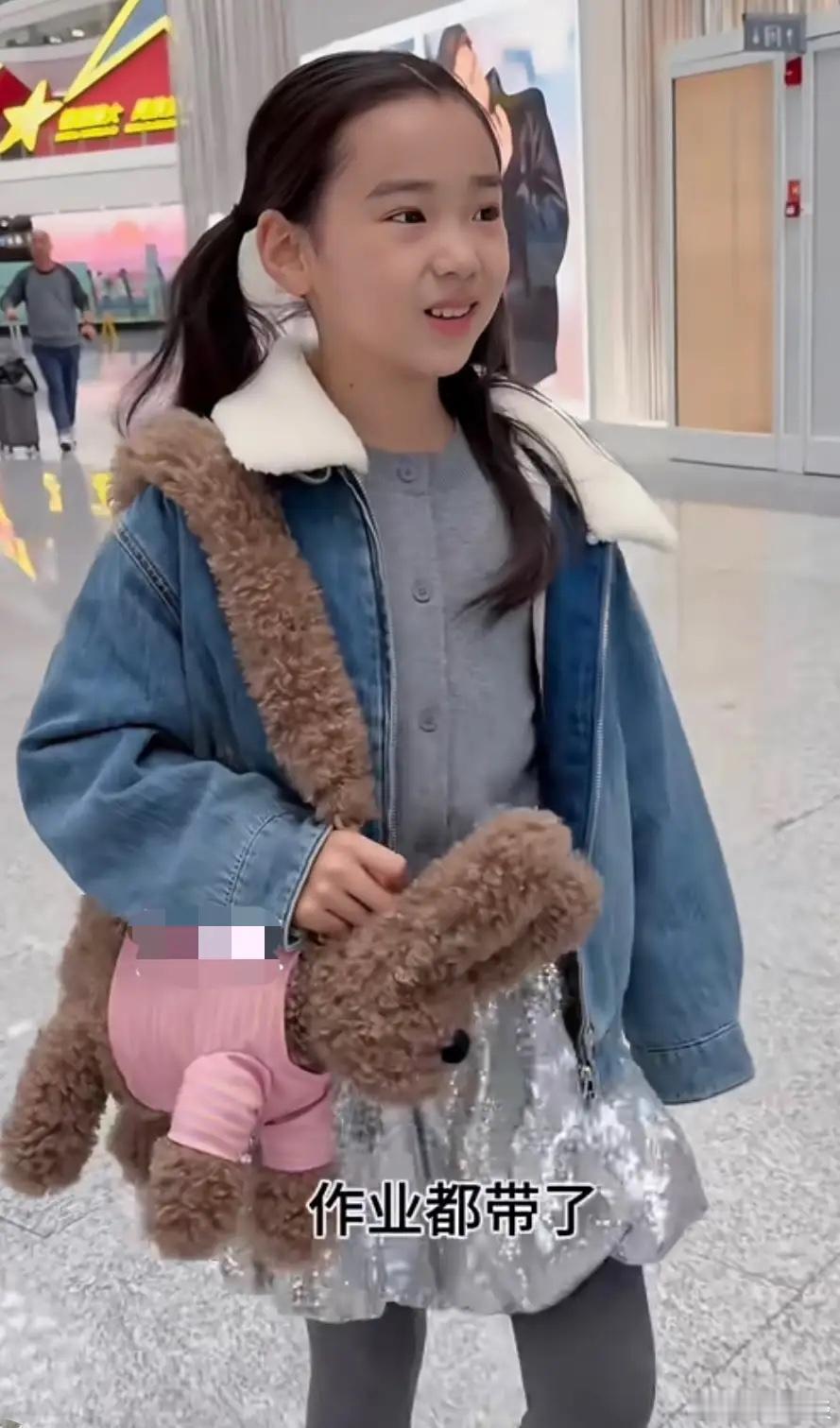 董璇就是糊涂，她千不该万不该，不该让小酒窝这么小就早早出来工作赚钱。首先承认小酒