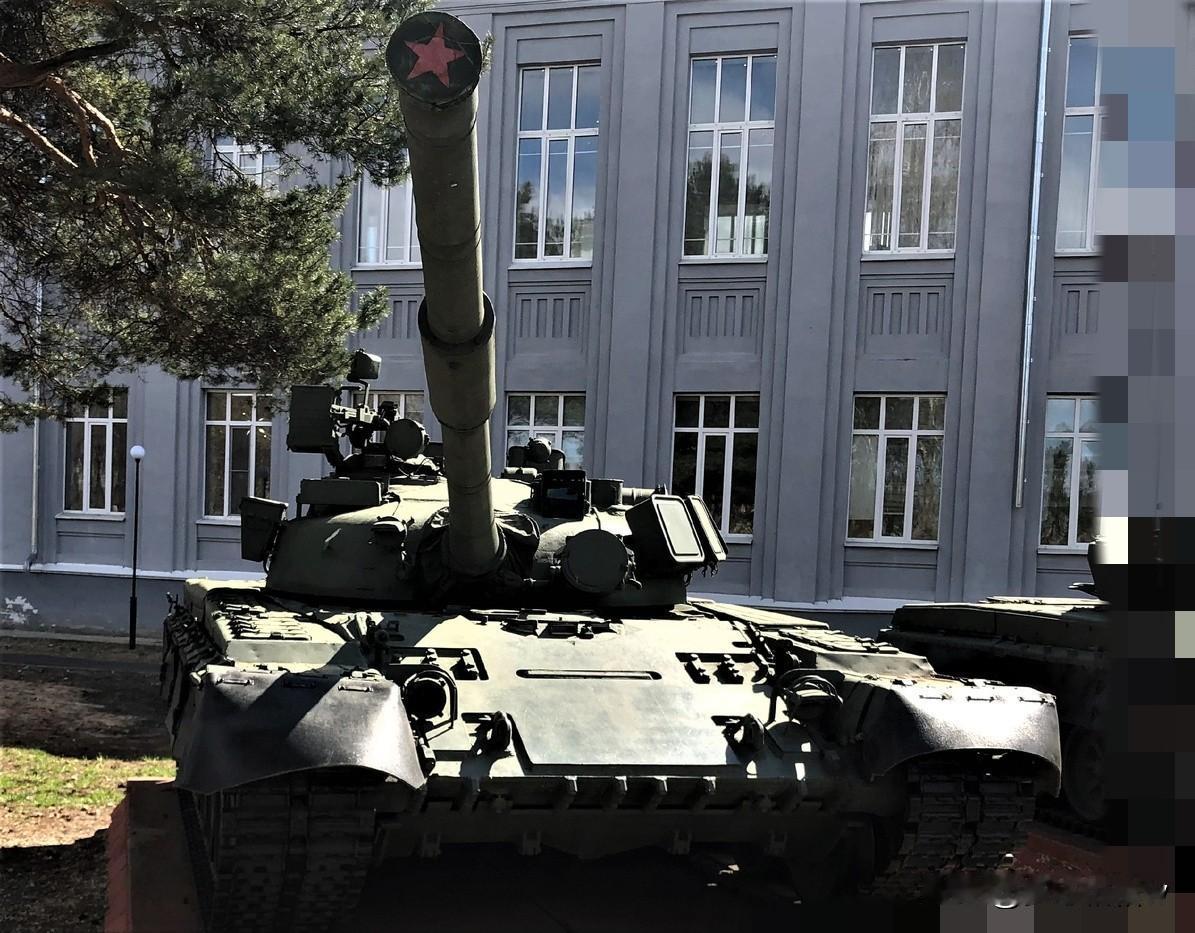 尽管不少人从T-80这组字母和数字上会想当然的认为T-80坦克是上世纪八十年代出