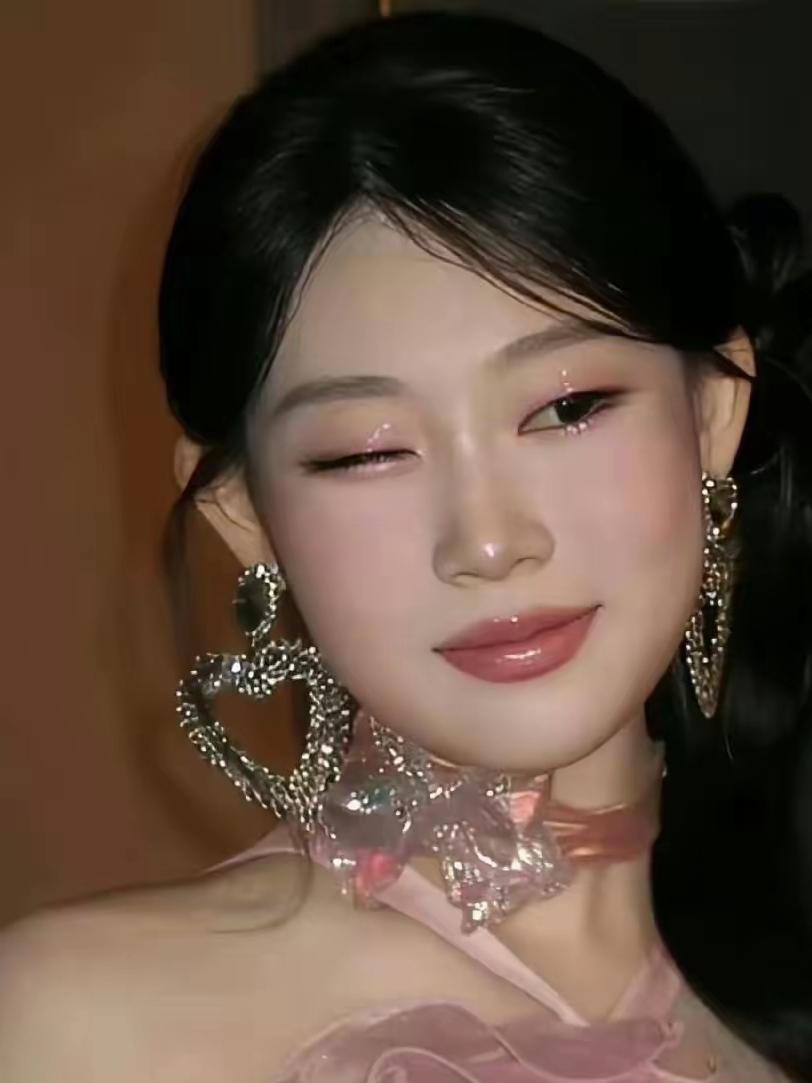 这次，没人再说，佳润的妆容不值两万块了吧？