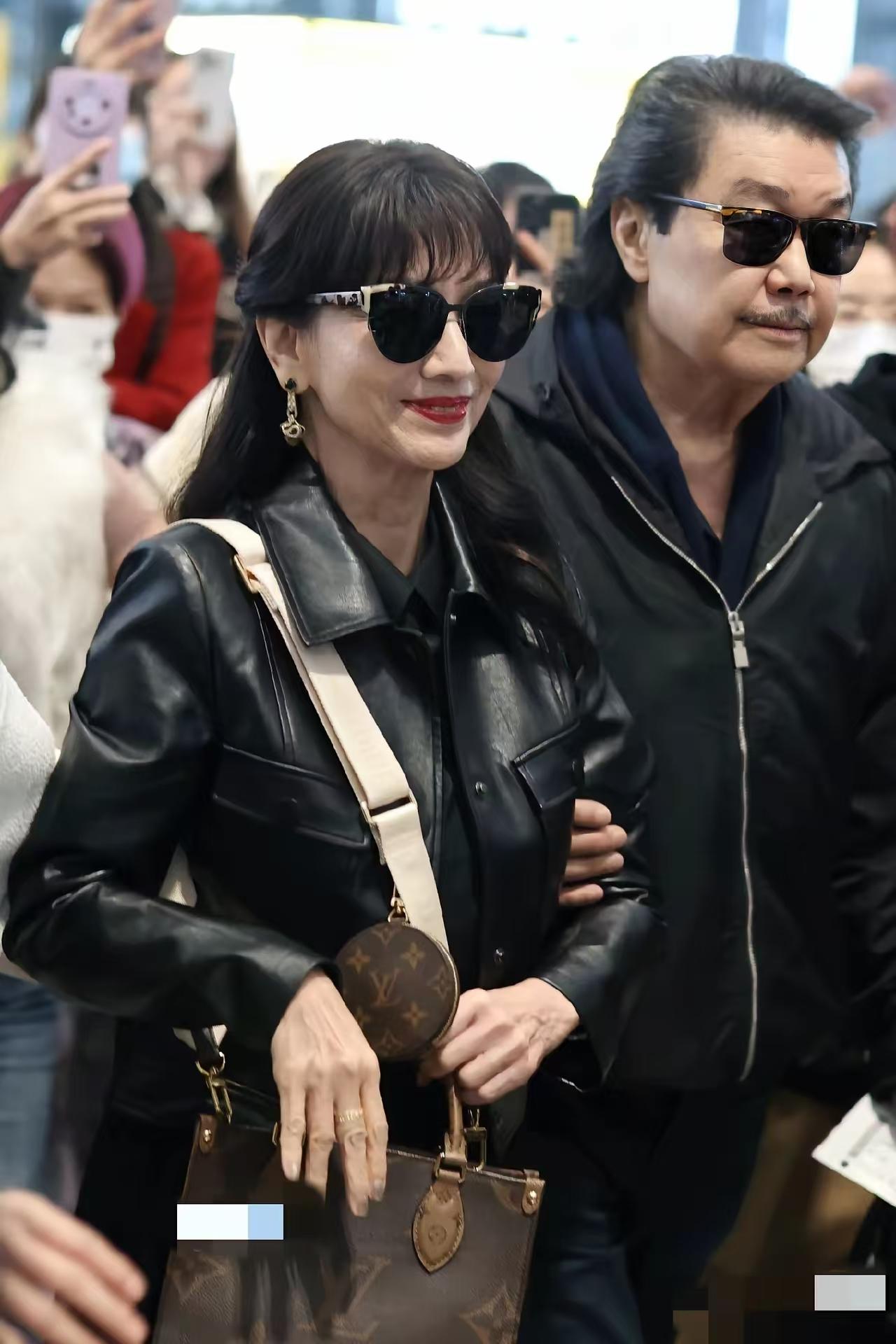 她这个年龄为啥五官没什么变化？下垂和发腮，眼袋之类的她都没有。七十几岁的人了