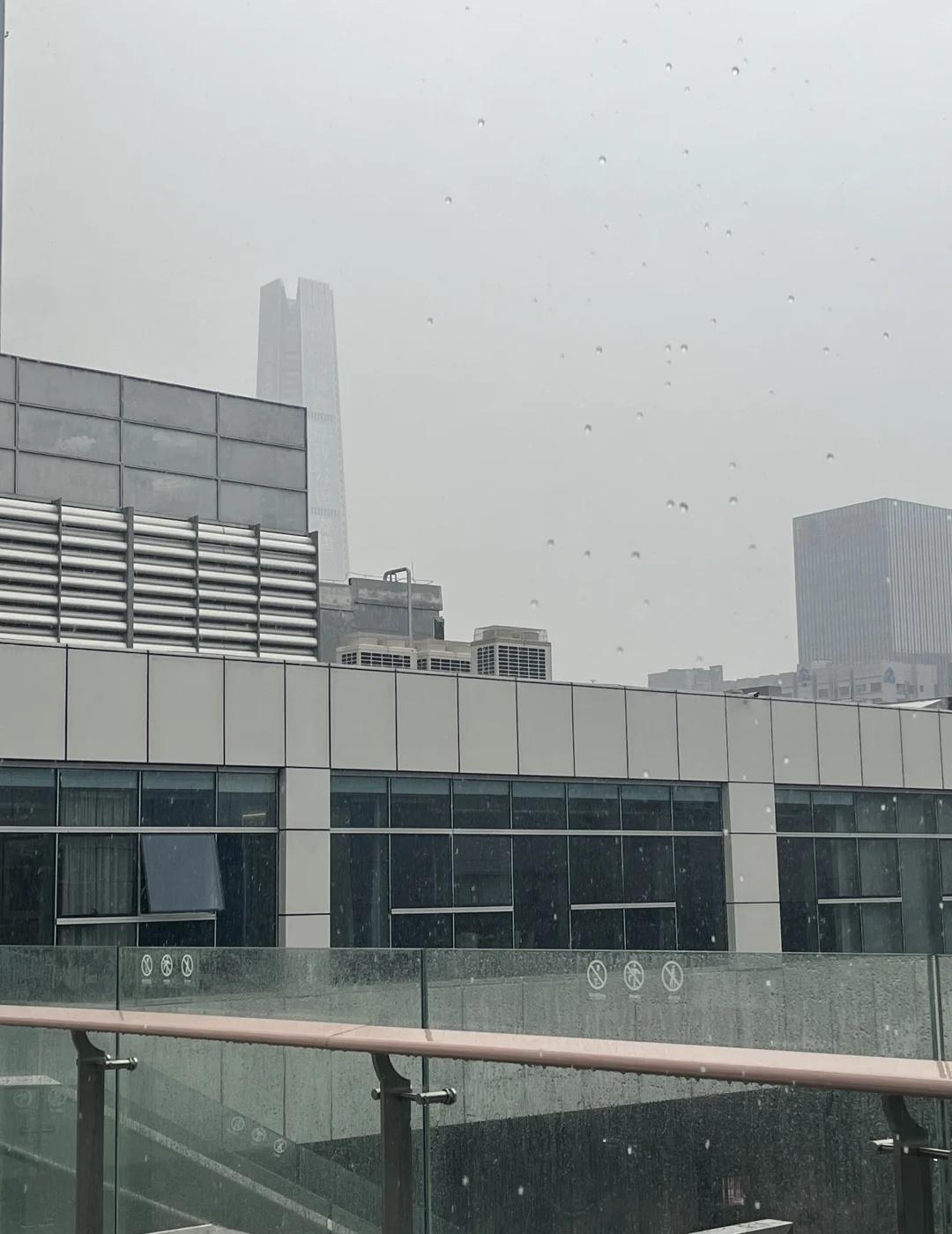 突然一场大雨🌧️🌧️🌧️深圳罗湖中午出门吃个饭突然一场大雨🌧️🌧️