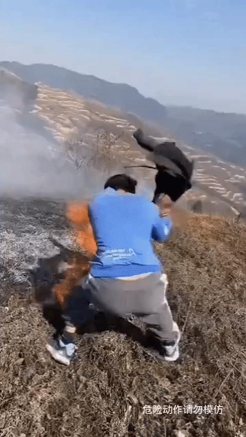 事情大了，害怕了！想着灭火啦，刚才点的时候怎么不想…