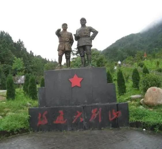 拿A元帅的话捧B大将，转头又极力否定A元帅本身的军事水平；存在这类类