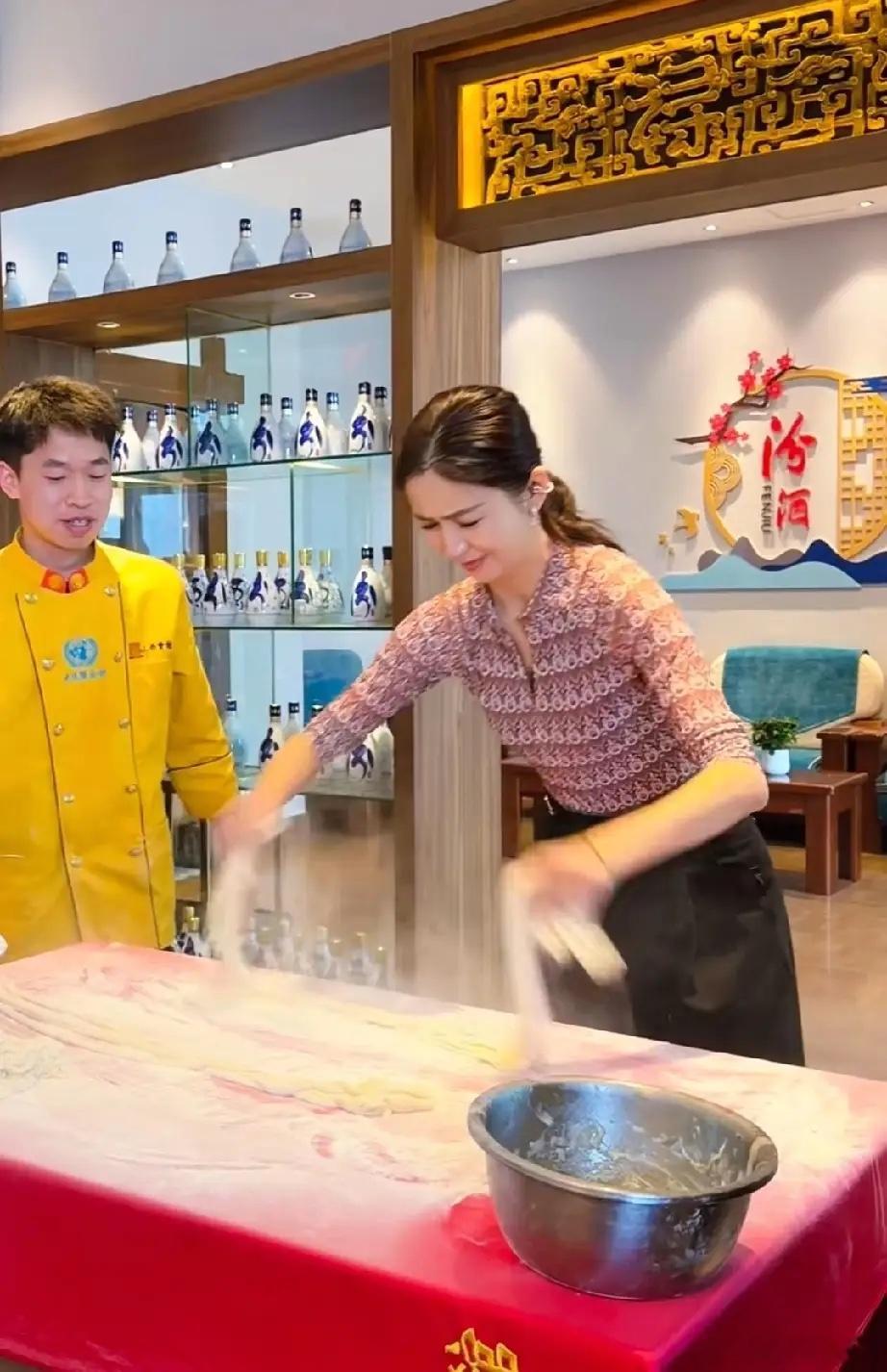 佟丽娅在山西甩面，拉面，看架势还挺专业，拿着根面又是甩又是跳，这拉面表演又好看又