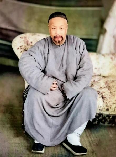 1858年，大清总督叶名琛被英军俘虏，送到印度，关进玻璃房，围观的人笑他像只猴，