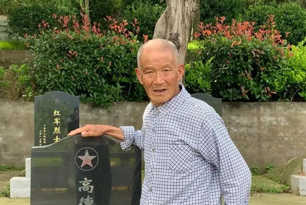 1994年，湖北岳父去女婿家做客时，无意间提到一个无人认领的烈士墓，女婿突然激动
