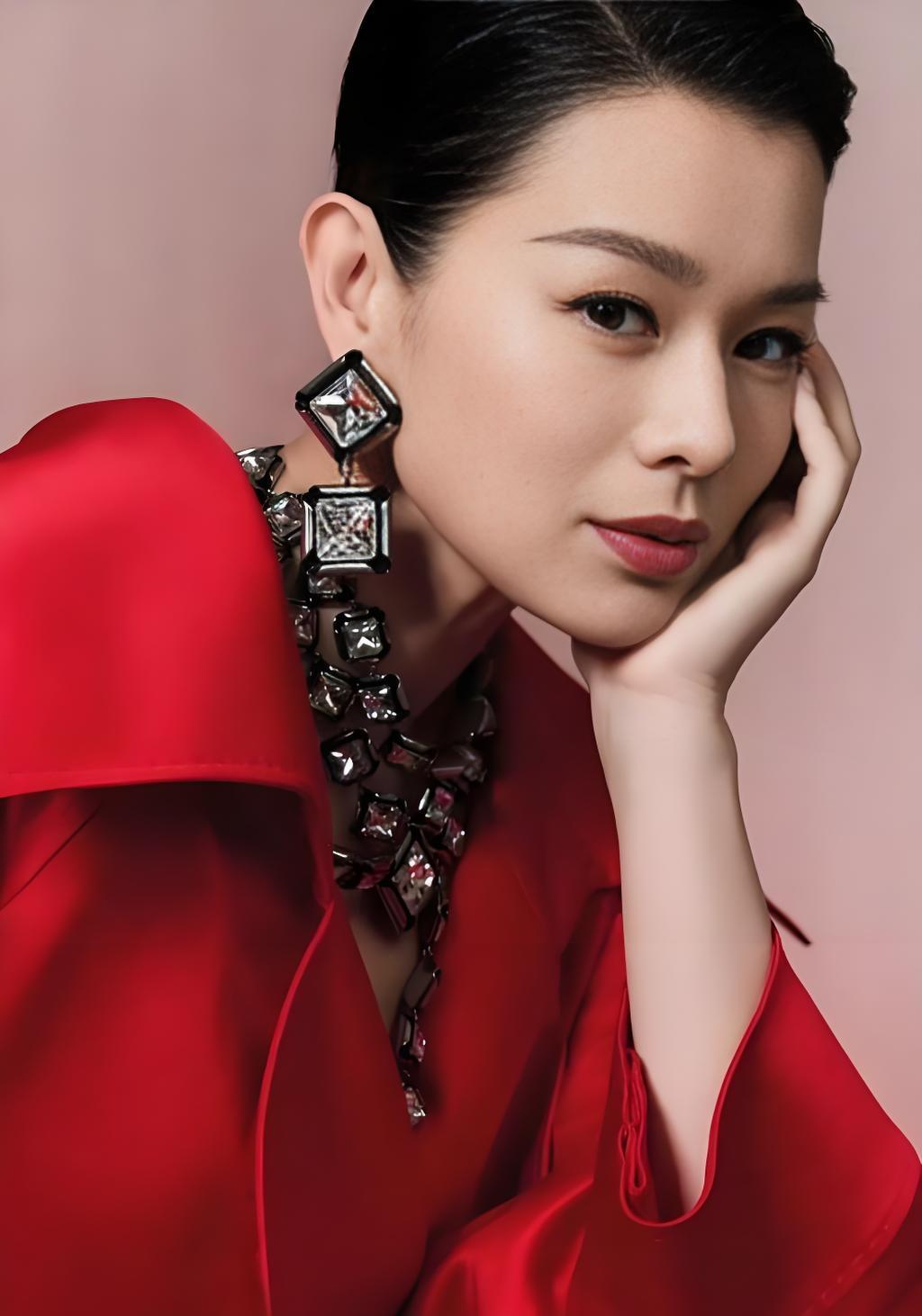 2021年，胡杏儿紧张地告诉丈夫李乘德：“我怀孕了，如果这第三个孩子又是男孩该怎