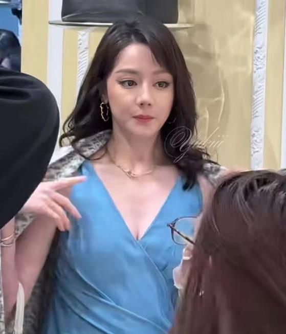 4月28日迪丽热巴新造型遭吐槽彻底翻车，无滤镜真实生图曝光后引发热议，大批网友直