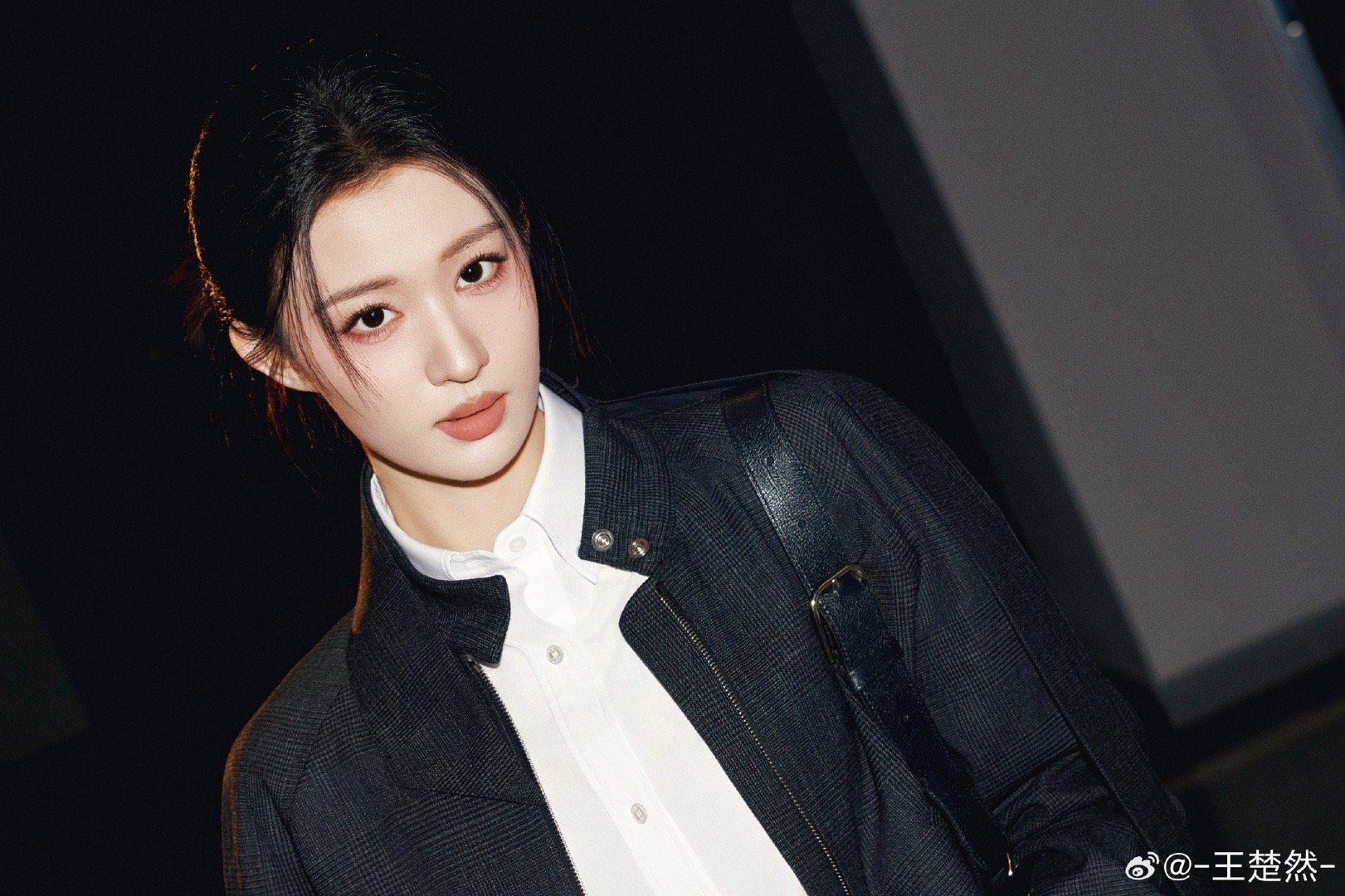 王楚然炸街我乖巧拎包王楚然往那儿一站，旁边的人都成了背景板。她炸街，我拎包，这