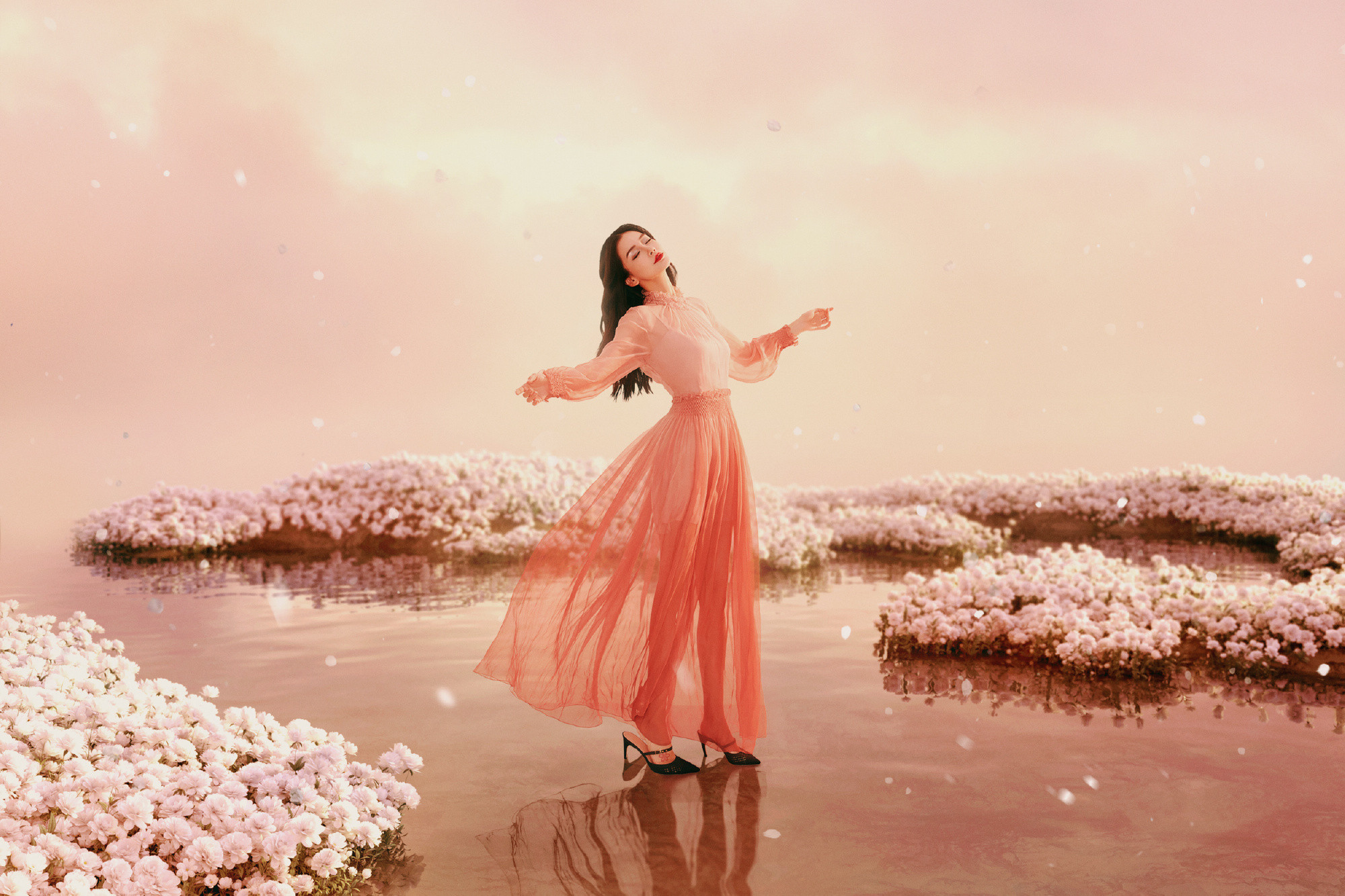 Angelababy爱马仕总监合照掉进花中世界的仙子