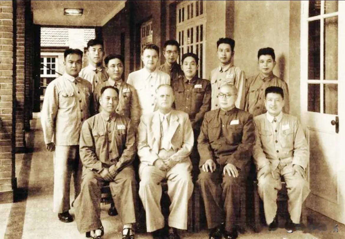 1951年，南京军事学院院长刘伯承（前排右二）、副院长陈伯钧（前排左一），政治部