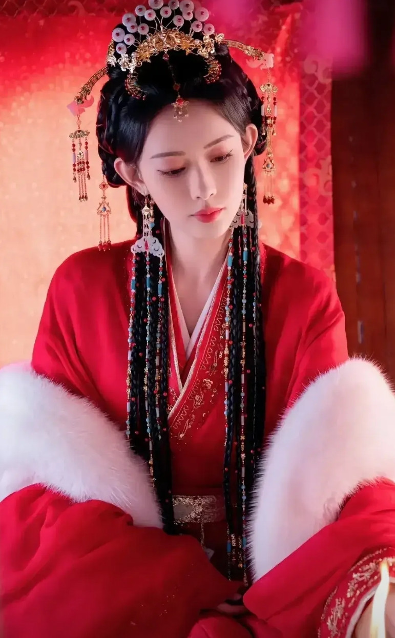 男女主感情线少得可怜梁配角加戏加到飞起。《桃花映江山》这部剧我是冲着孟子义去