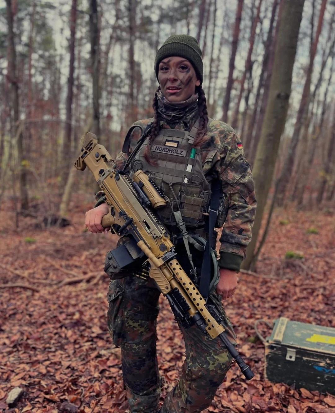 德国女兵与MG55.56毫米轻机枪