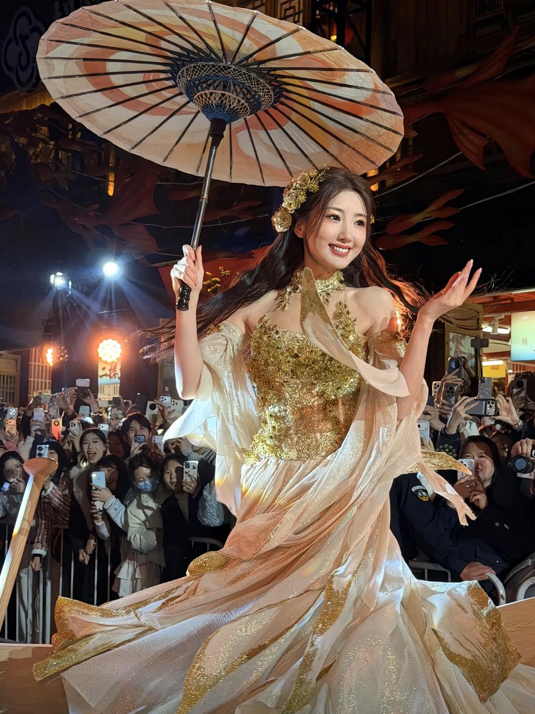 38岁毛晓彤，给所有女人提了个醒，你可以失去亲情，失去爱情，但唯独不能失去笑