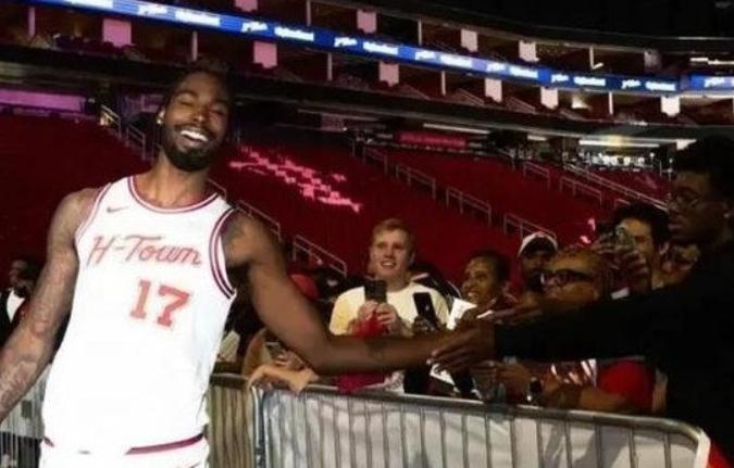 NBA中国赛，火箭火箭对阵独行侠的比赛中，出现了奇葩的一幕。第一节比赛还剩下5分