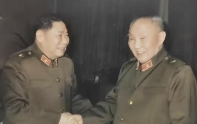 1991年，80岁的杨得志参加老红军聚会。可到了现场，他却迟迟不肯入座。组织者顿