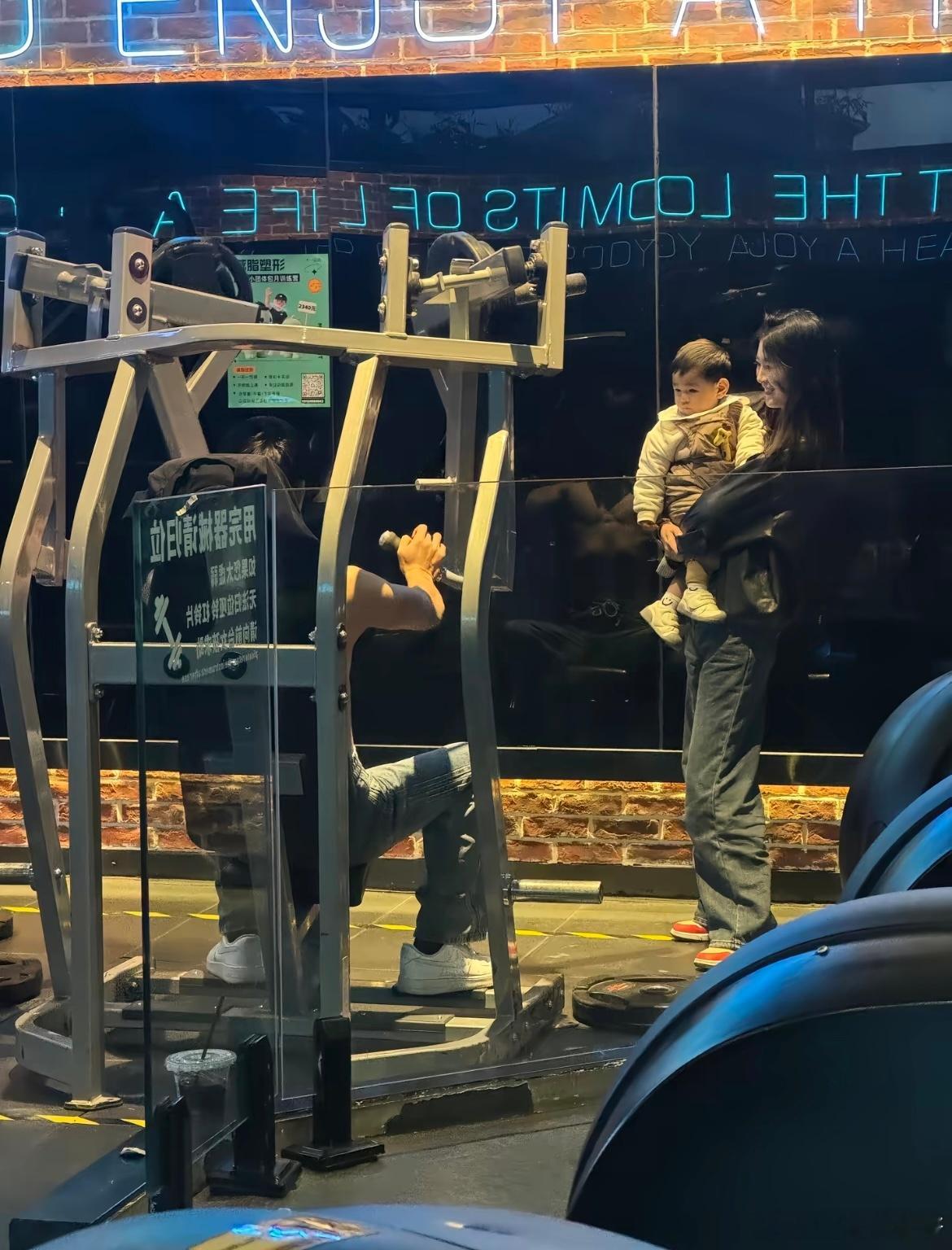她带着宝宝来健身房接她的爱人回家了