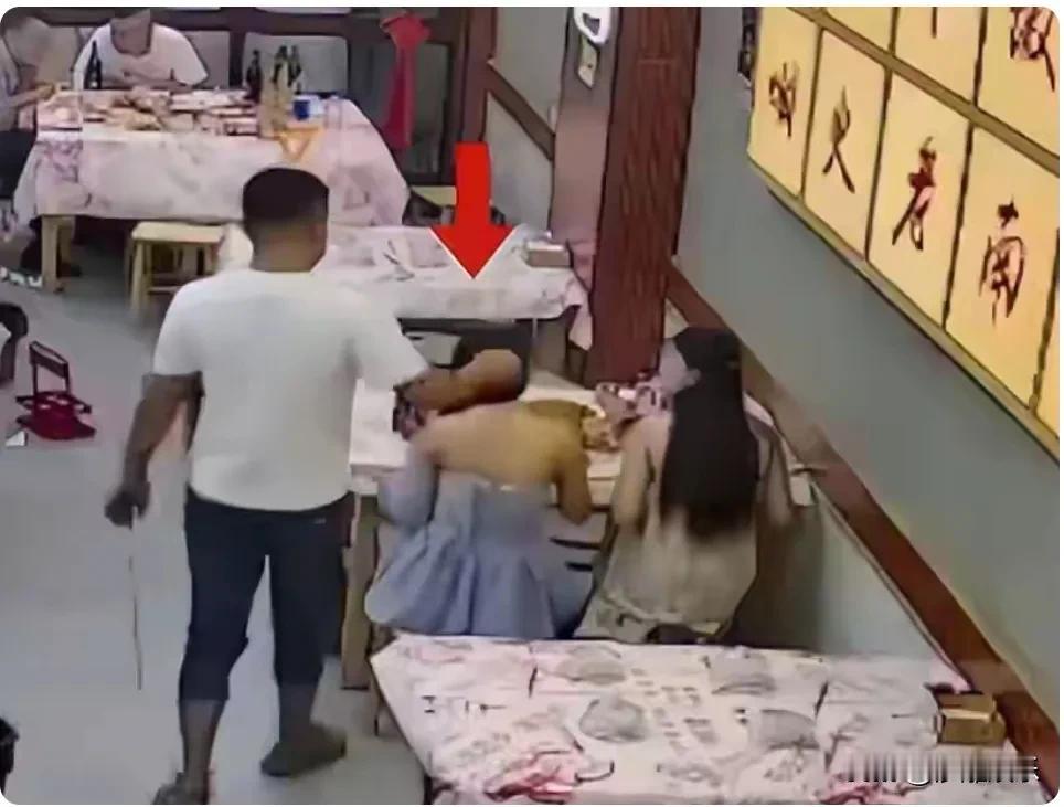 【南昌夜宵摊惊现猥琐男！摸头辱骂嚣张至极，警方出手了！】“你有病吧？！”凌晨