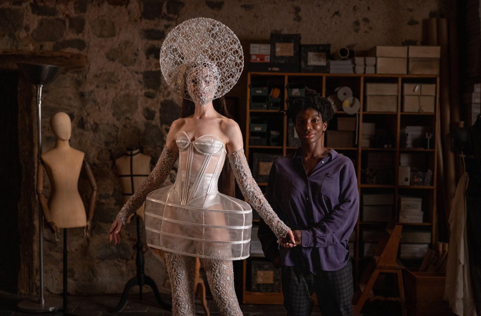 一组安妮·海瑟薇在《圣母玛利亚》的最新片场照