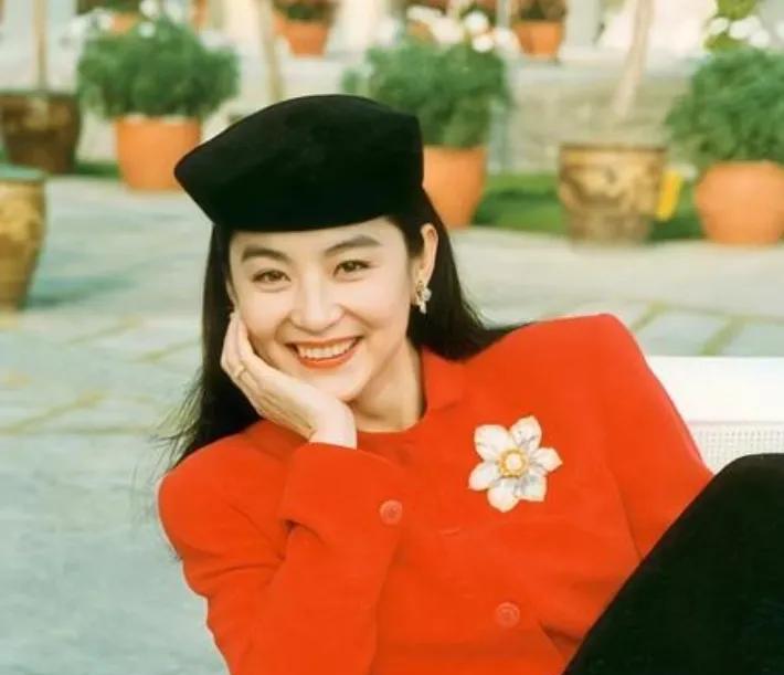 林青霞为乐队敬酒，尽显风范近日，林青霞现身活动，演出结束后，她手持酒杯，优雅走