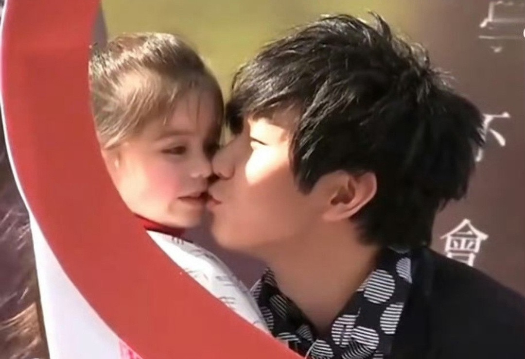 林俊杰早年亲吻小女孩的视频被骂上热搜，真的觉得没必要上纲上线啊！首先说清楚，这不