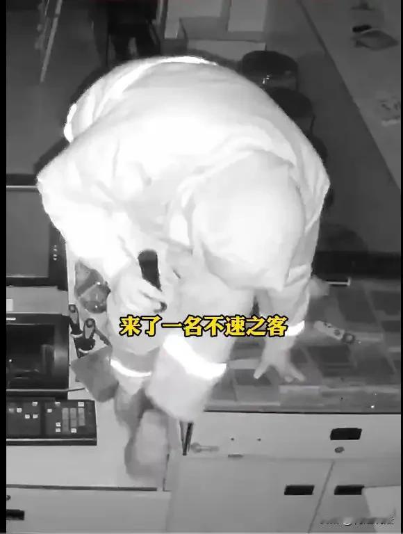 浙江温州，男子妄想一夜暴富，于是半夜偷偷潜入彩票店，一次性竟然盗走500多张刮刮