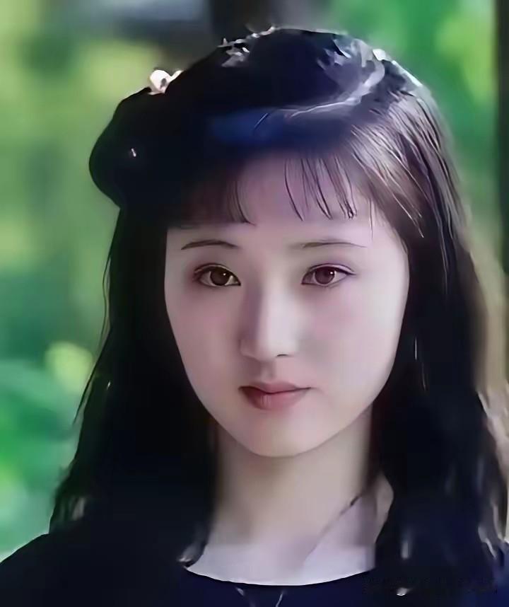 不知道大家刷到过没，福州有个高三女孩白陌，一组艺考照片火出圈了。她长得跟8