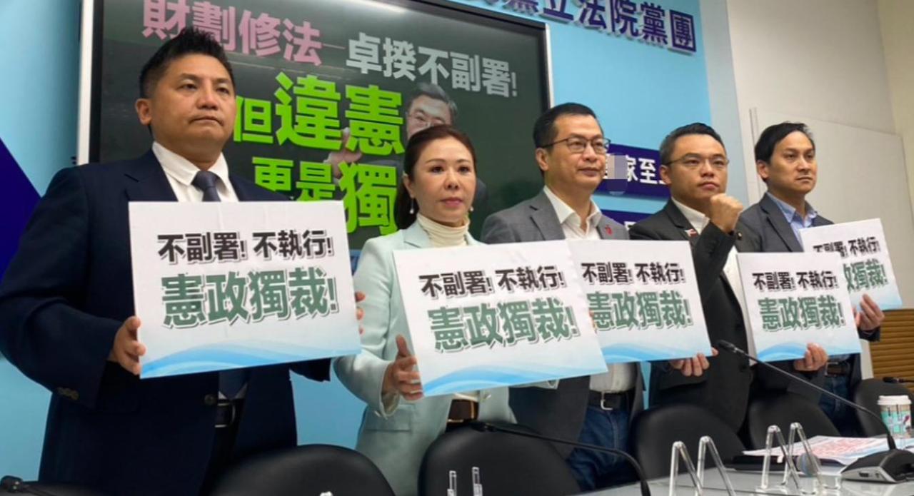 毒丸计划！赖清德正逼蓝白走上谈判桌，蓝白面临3种抉择，特别棘手！种种迹象表明，赖