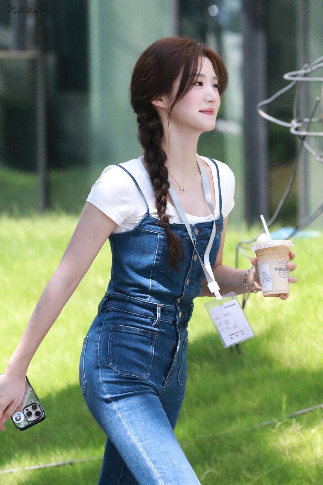卢昱晓卢昱晓《折月亮》路透😘紧身牛仔裤好显身材​​​