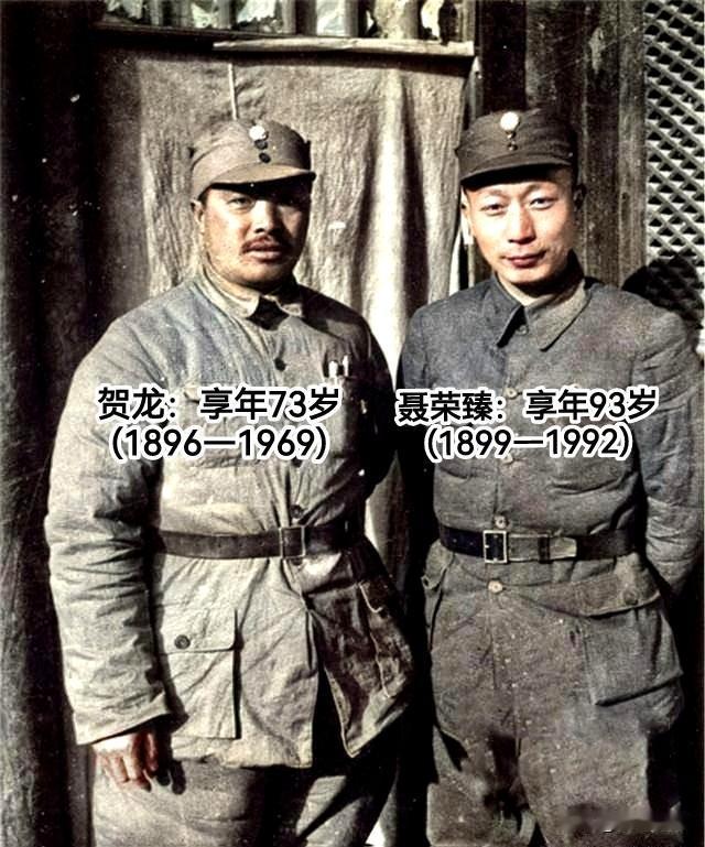 🍁贺龙、聂荣臻抗战时期合影。1939年1月，八路军120师师长贺龙与晋察冀军