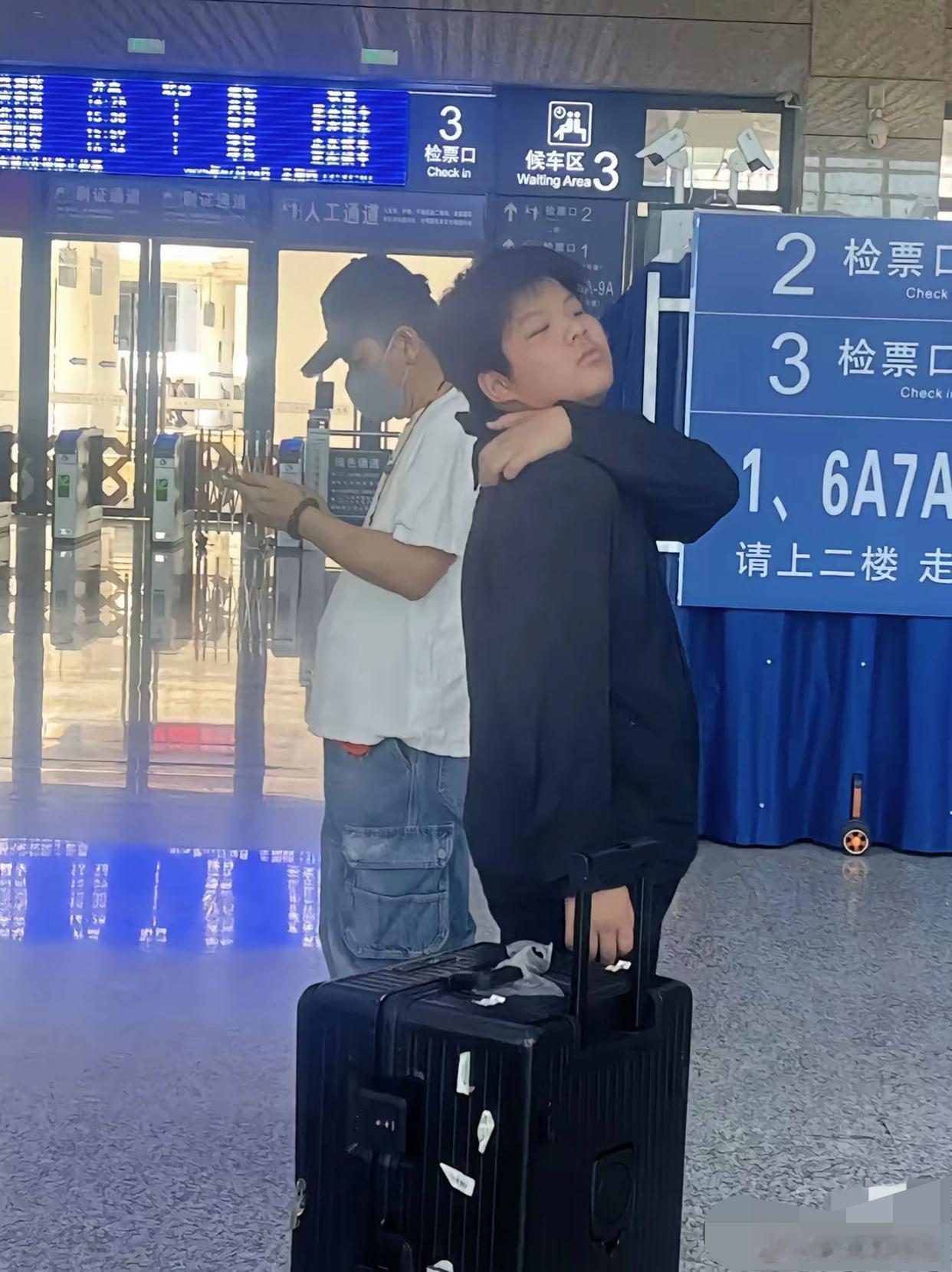 杨子和安迪被网友偶遇，话说，这孩子随谁啊？黄圣依的基因一点没凸显啊！​​​