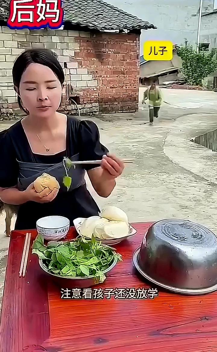 后妈。注意看，孩子还没放学，后妈就先吃上了饭。孩子一回到家，快步走上前喊了声妈