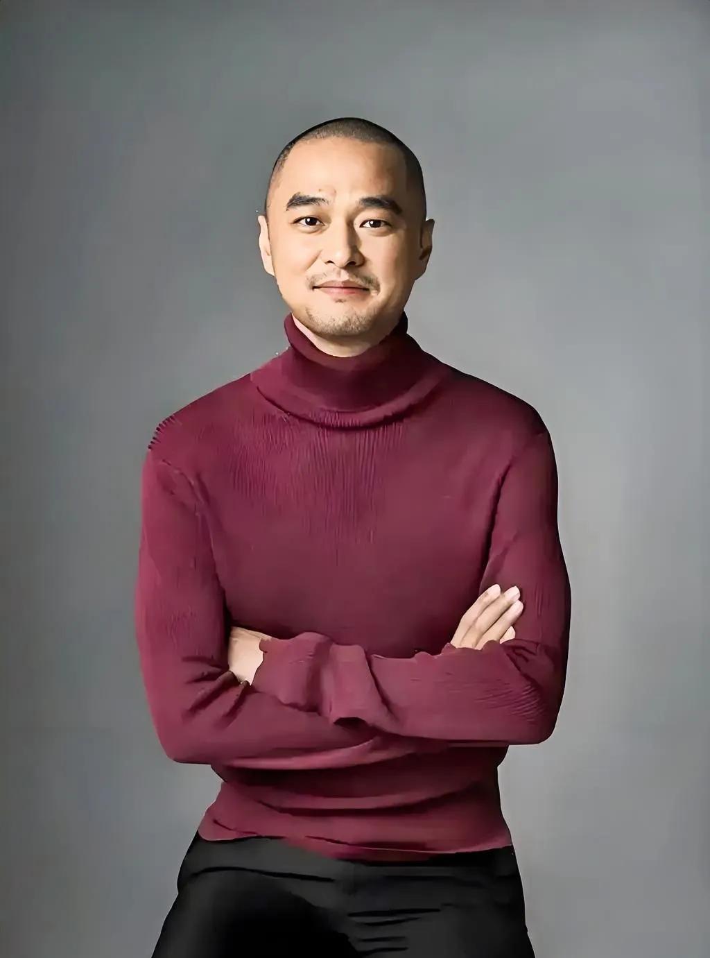 冯唐说：“女人最愚蠢的行为，就是不好好地读书上进，而是早早地恋爱，在低层找烂男人