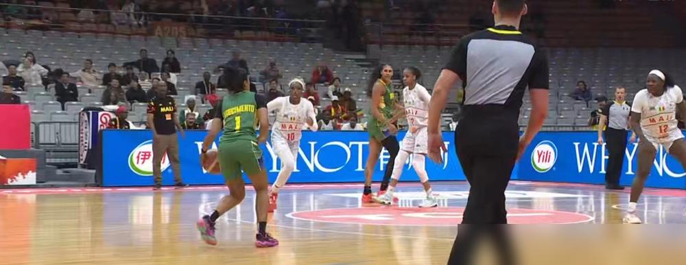 最懂女篮的，竟是刚被骂下课的功勋教练。场上被欧洲冠军比利时摁着打，输了15