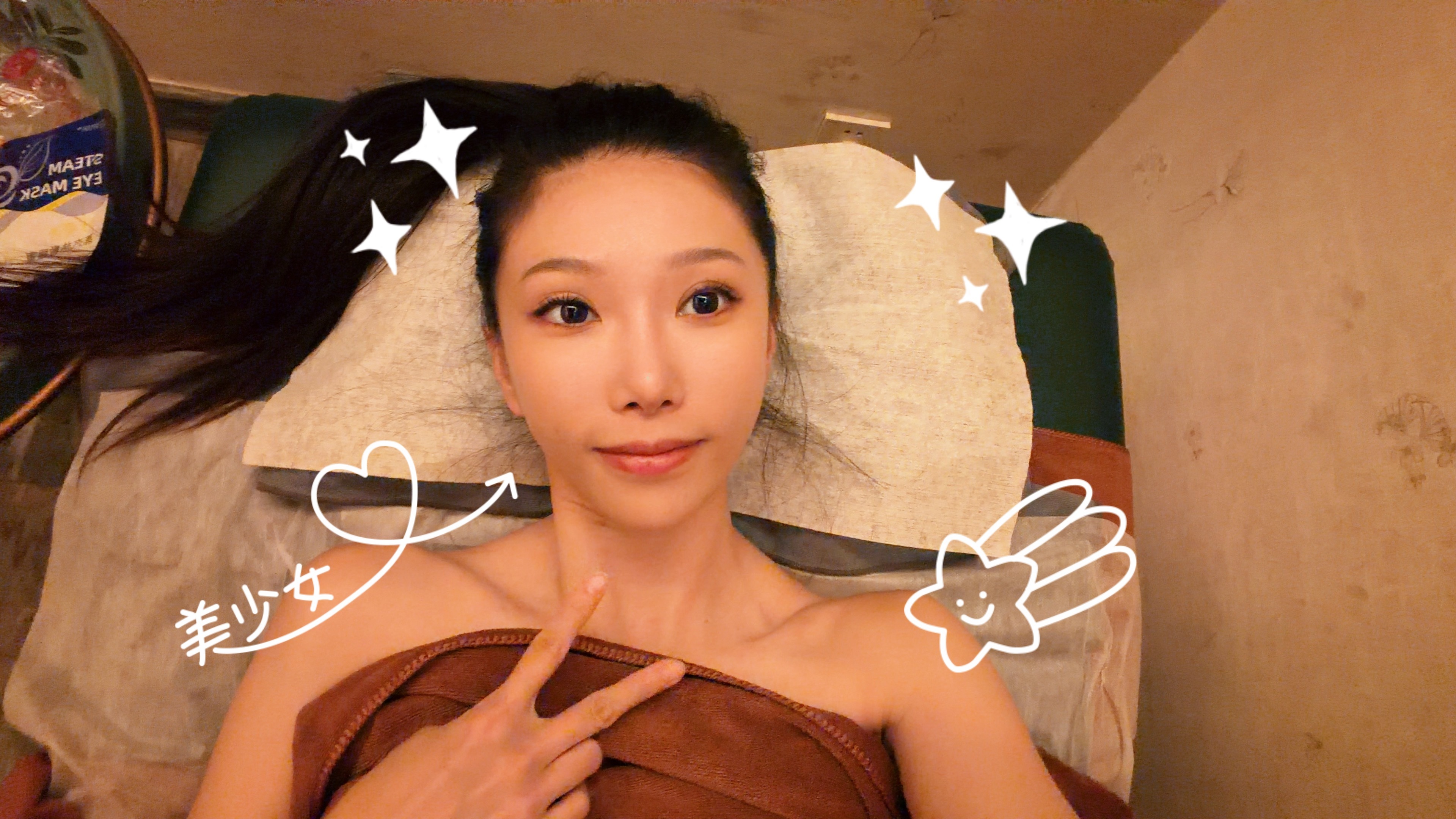 刚回家下地库碰着我妈出门按摩，于是被她拉来做艾灸了[捂脸哭]有没有做过的朋友，这个